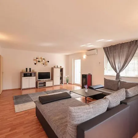 Yellow Sun Villa Benkovac