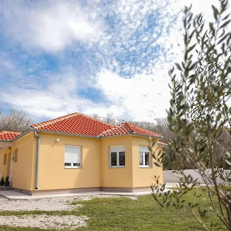 Villa Yellow Sun *